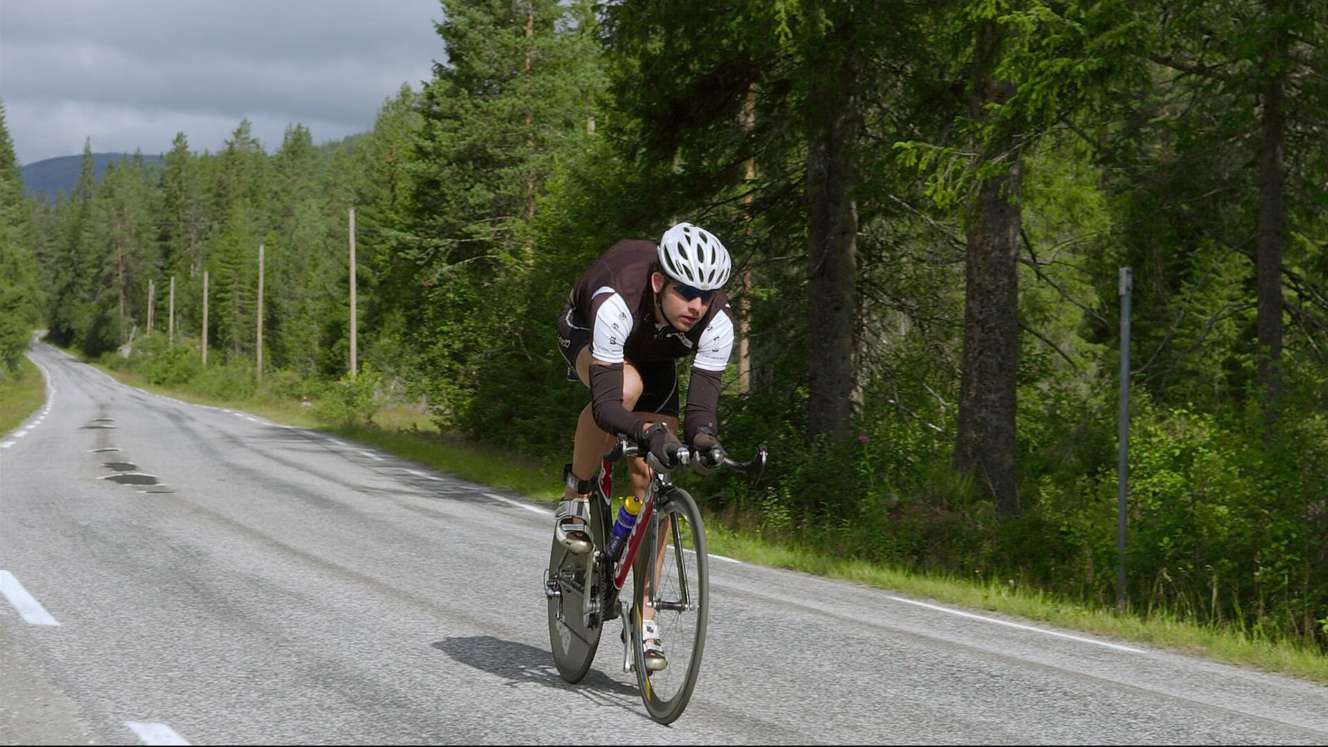 国际沙漠多日赛选手自负重完成250公里极限挑战